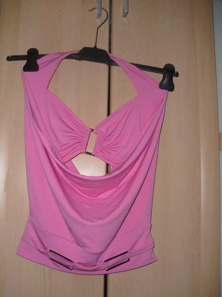  knallpinkes gewagtes neckholdertop mit wasserfallausschnitt