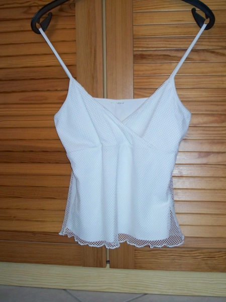 Weißes Top mit Netzteil