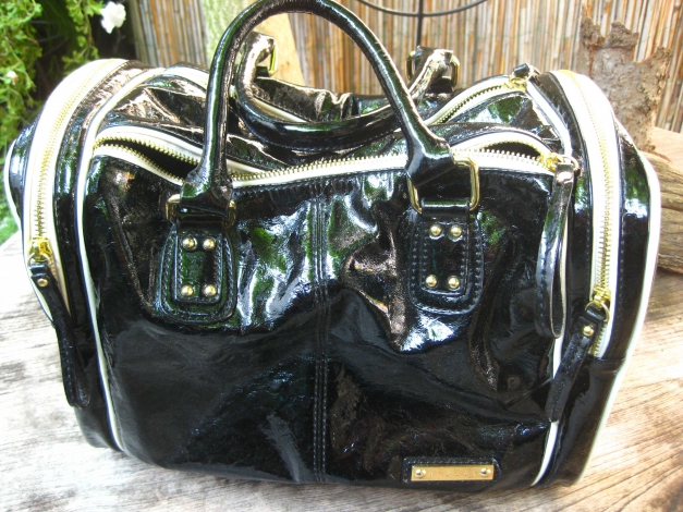 Sisley Bowling Handtasche schwarz creme Lackleder goldene Reißverschlüsse