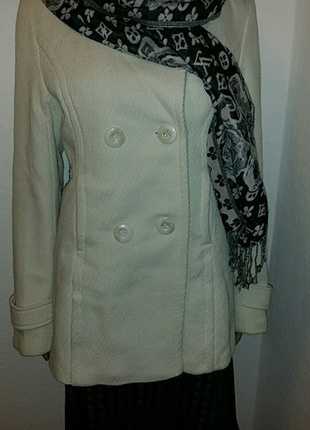 Sehr schöne Kurze Mantel in Creme Farbe / Amisu