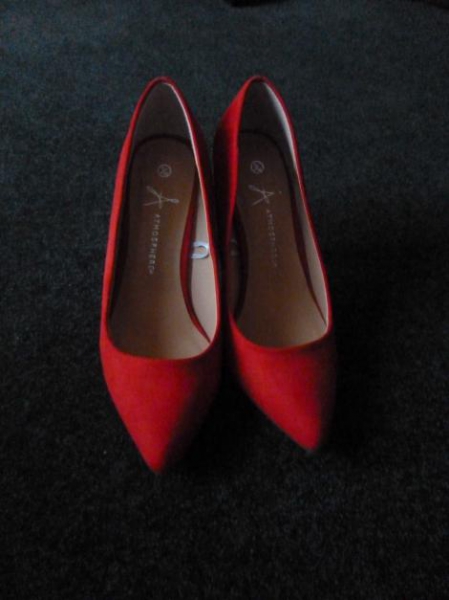 Sexy rote spitzige Pumps