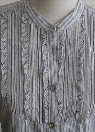 Streifenbluse im Mustermix und Rüschen