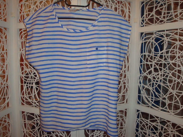 gestreiftes T-Shirt im maritinen Look