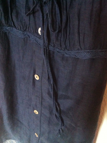 Blaues Top Bluse Perlmuttknöpfe