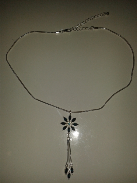 Schöne Kette mit Türkisen Steinen besetzt 