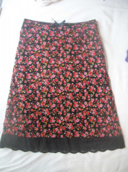 blumenrock mit schwarzer spitze