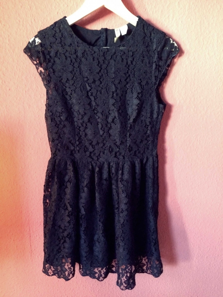Schwarzes Spitzenkleid