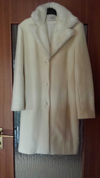 creme-weißer Wintermantel, Fell am Kragen , 20€