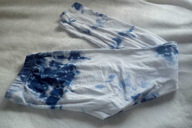 H&M Weiß-blaue Batik-Leggings Gr. 38