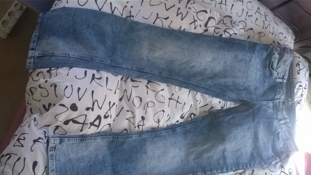 jeanshose verwaschenes muster