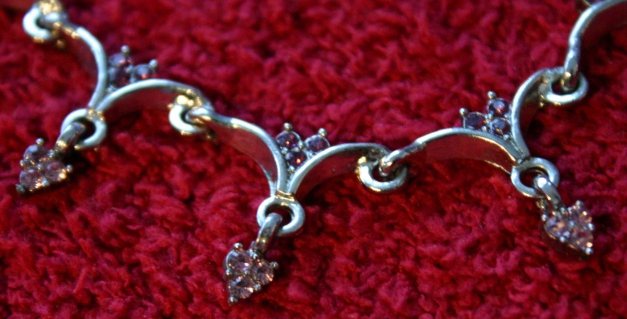 Silberne Kette mit lila Strasssteinen