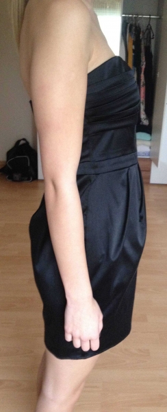 Schwarzes trägerloses Abendkleid 