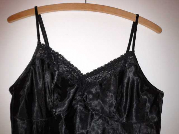 Schwarzes Seiden Neglischee