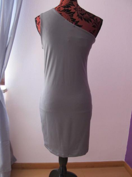 tolles one-shoulder Kleid