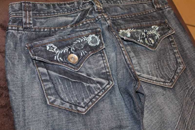 dunkelblaue Jeans 7/8 Hose mit süßer Stickerei