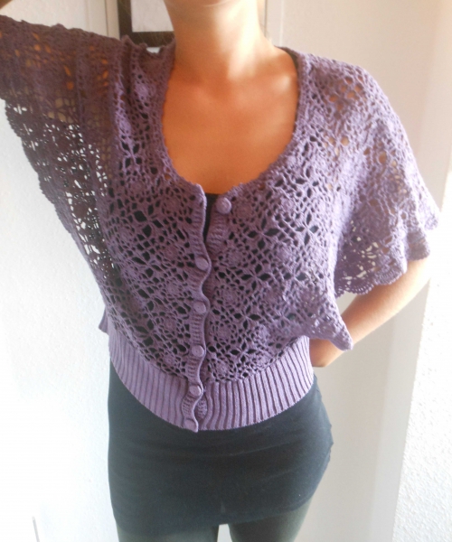 Lila Strickjäckchen mit Fledermausärmeln