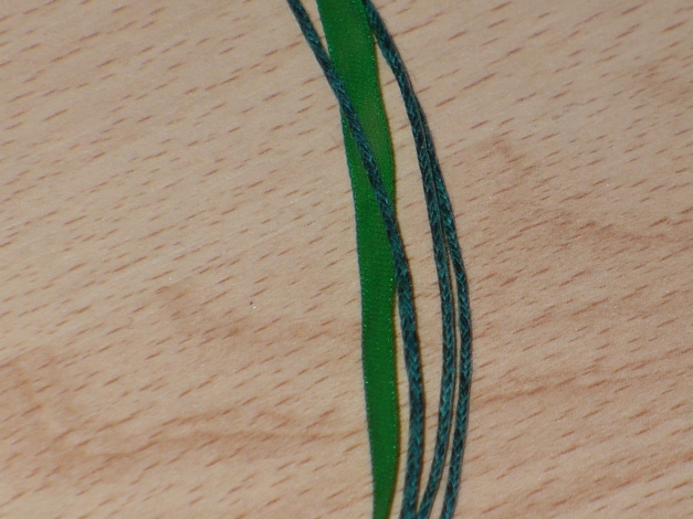 grünes, mehrreihiges Halsband / Kette ungetragen