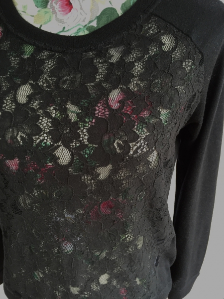 Schwarzer Pullover mit Spitze