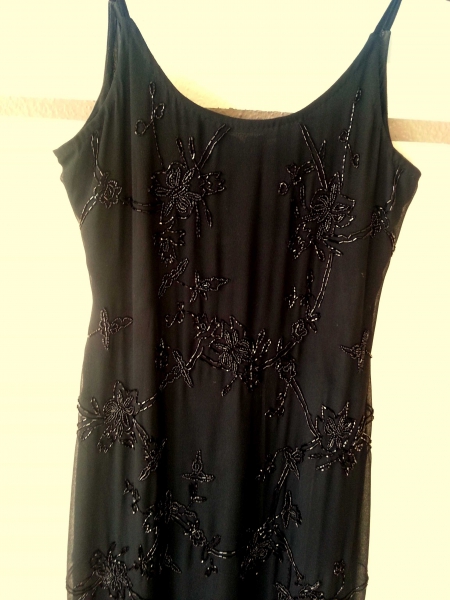 Tolles Abendkleid mit Perlen bestickt