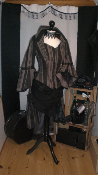 Tornüre Schwalbe Frack schwarz grau gestreift / selber genäht