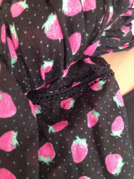 süßer Schal mit Erdbeeren