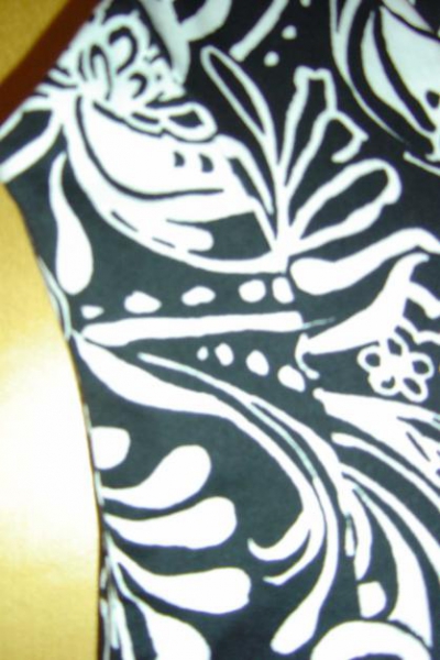 NEU Schwarz-weißes Sommerkleid mit Blumenmuster aus Italien