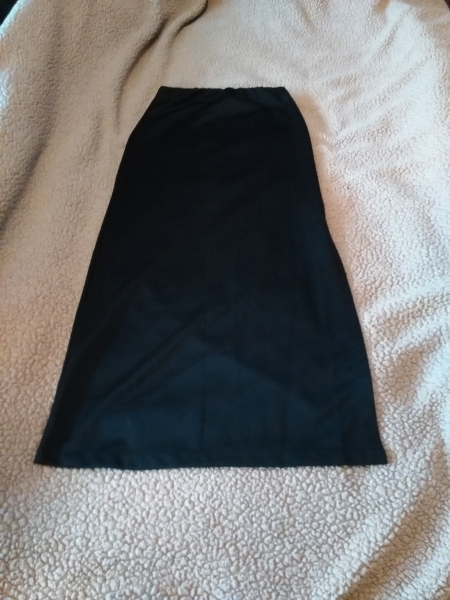 Langer enger Rock mit Schlitz