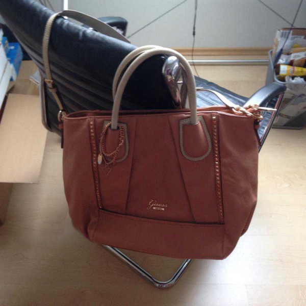 Neuwertige Tasche von GUESS