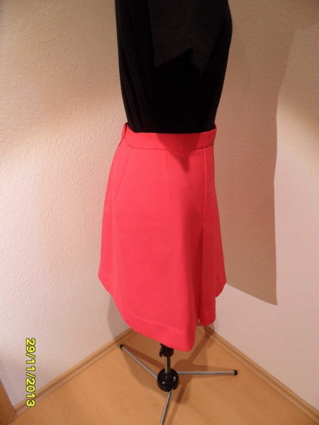 Original DDR Faltenröckchen in Farbe pink-rot, Größe ca. S, super Süß und selten