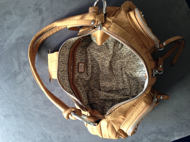 Guess Handtasche beige mit silbernen Details u Reisverschlussbommeln