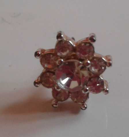 Silberfarbener Ohrstecker mit Steinchen