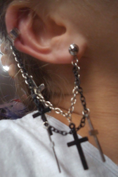 Fake Helix Ohrring mit Kreuzen