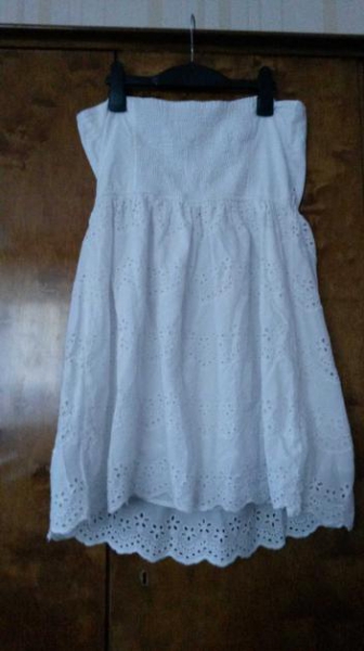 Süßes, schulterfreies Kleid mit Lochmuster