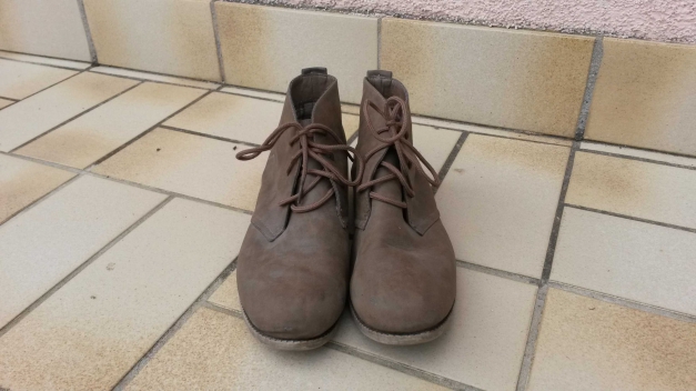 Stylische schlammfarbene Stiefel