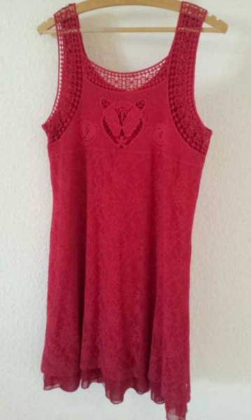 himbeerfarbenes Spitzenkleid 