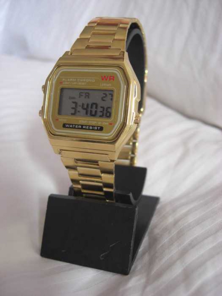 Goldene Retro Blogger Uhr 