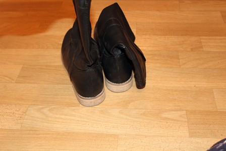selten getragene schwarze Übergangsstiefel