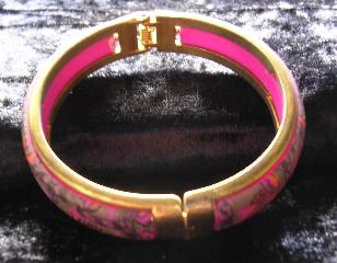 Niedlicher Armreif mit rosa Muster