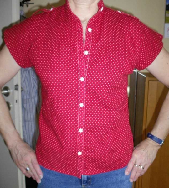 Rote Bluse mit weißen Sternchen als Muster und Knöpfe