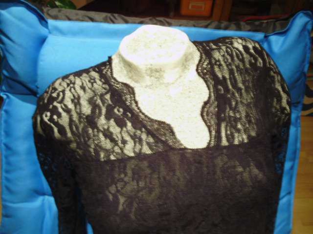 Edles Kleid schwarze Spitze gefüttert langärmelig S wie neu