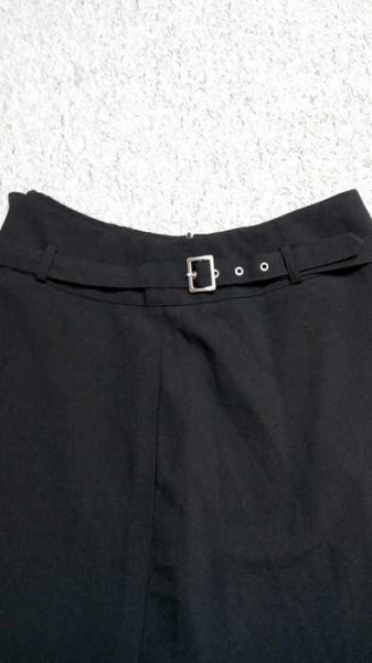 Schwarzer Rock mit Gürtel