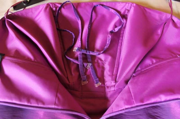 Schulterfreies lila Abendkleid mit abnehmbaren Trägern