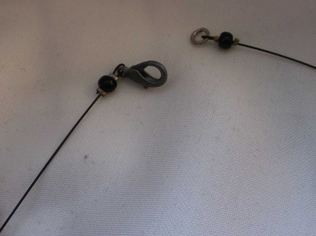 Kette mit roten und schwarzen Steinen und Rosenanhänger