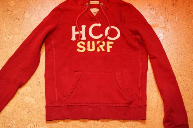 Roter Hollister-Pulli mit Kapuze