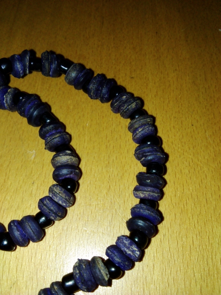 Kette lila schwarz mit Perlen