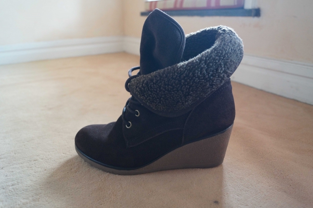 braune Keil-Stiefeletten mit Plüschkragen