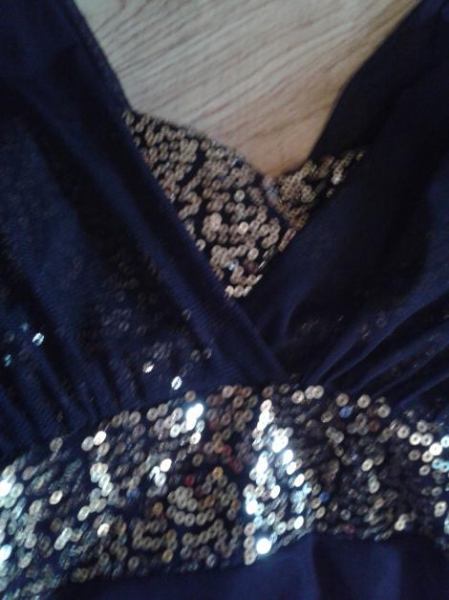 schwarzes kurzes Partykleid mit goldenen Pailletten