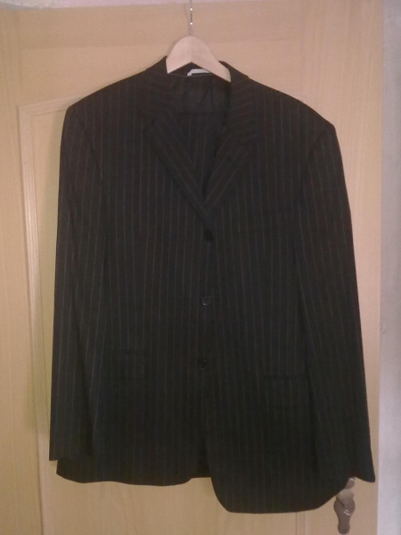 Anzug mit breiten Nadelstreifen (Schwarz/ weiße Streifen) von Angelo Litrico