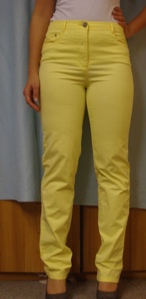 Gelbe Hose Kleiderkorb De