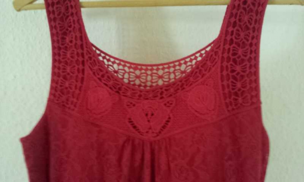 himbeerfarbenes Spitzenkleid 